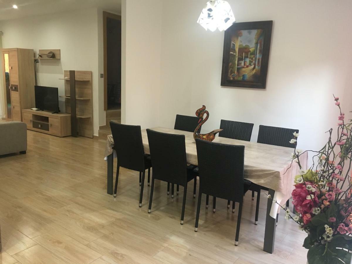 Apartment With Private Patio Fuengirola Bagian luar foto