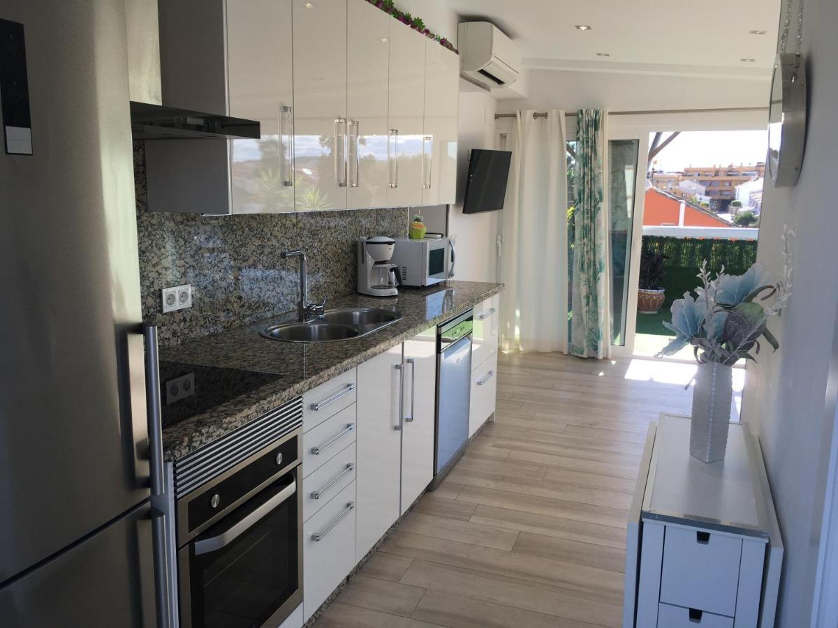 Apartment With Private Patio Fuengirola Bagian luar foto